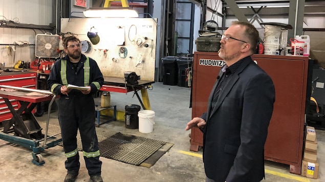 Dans une usine, le patron de Technosub discute avec un employé. Dans une usine, le patron de Technosub discute avec un employé.
