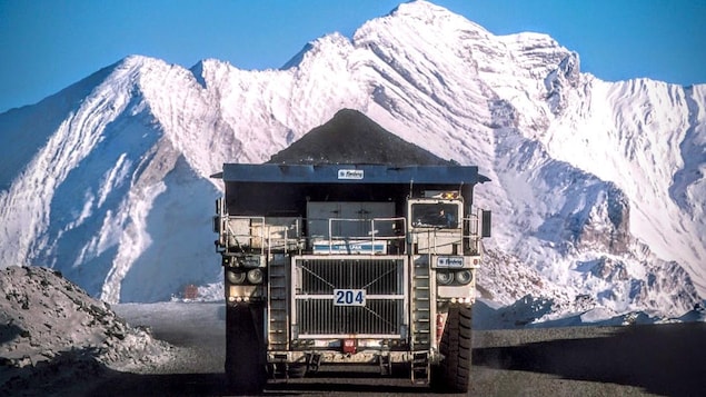 Un camion transporte du charbon devant des montagnes près de Sparwood, en Colombie-Britannique.
