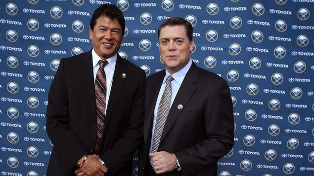 Pat Lafontaine (à droite) en compagnie de l'entraineur Ted Nolan. Pat Lafontaine (à droite) en compagnie de l'entraineur Ted Nolan.