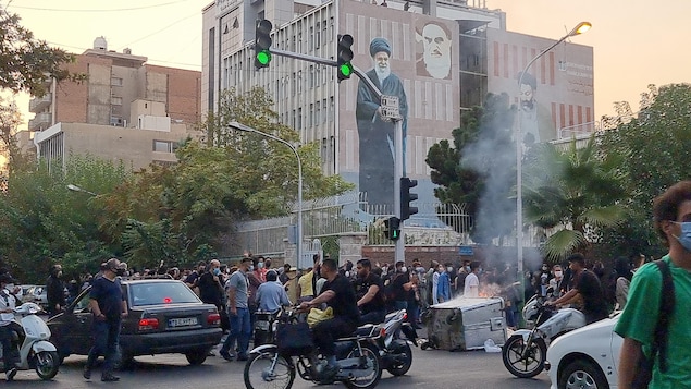 Manifestations en Iran : les autorités veulent revoir la loi sur le port du voile