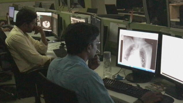Des radiologues à l'oeuvre, dans les locaux de Teleradiology Solutions, à Bangalore, en Inde. Des radiologues à l'oeuvre, dans les locaux de Teleradiology Solutions, à Bangalore, en Inde.