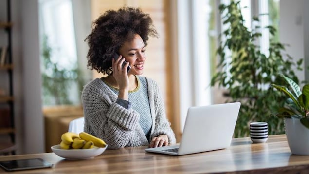 Une jeune femme fait du télétravail.