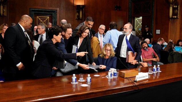 Christine Blasey Ford entourée d'avocats.