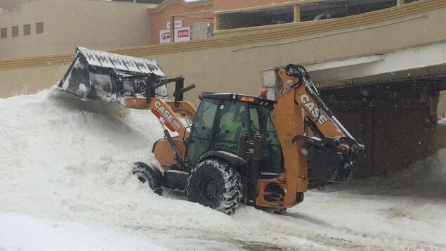 Un tracteur qui pousse de la neige. Un tracteur qui pousse de la neige.