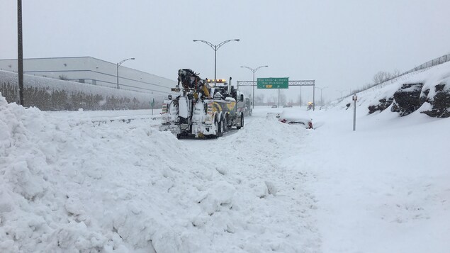 L'autoroute 13 ensevelie à la suite de la tempête du 13 et 14 mars L'autoroute 13 ensevelie à la suite de la tempête du 13 et 14 mars