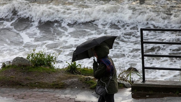 Onde de tempête et fortes pluies pour les Maritimes