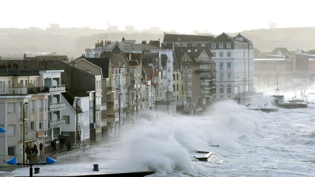 Des vagues frappent sur les quais. Des vagues frappent sur les quais.