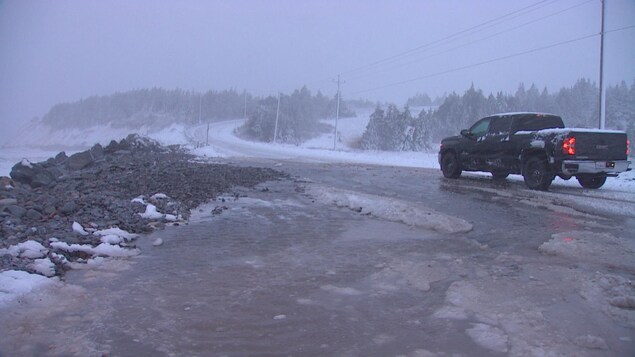 Route rendue difficilement pratiquable par uen tempête de neige. Route rendue difficilement pratiquable par uen tempête de neige.