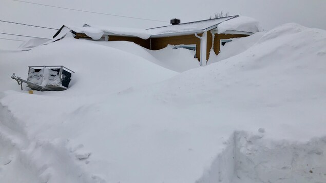 La neige ensevelie une maison La neige ensevelie une maison