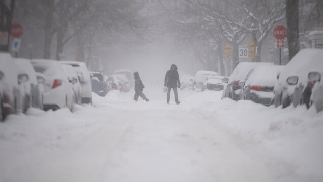 Une rue de Montréal enneigée.