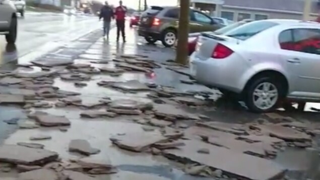 La scène devant le magasin Rossy à Caraquet. Le magasin a perdu une partie de sa couverture. La scène devant le magasin Rossy à Caraquet. Le magasin a perdu une partie de sa couverture.