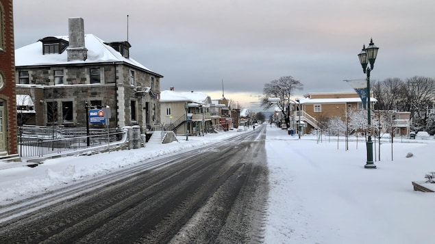 Une rue de Rivière-du-Loup sous la neige.