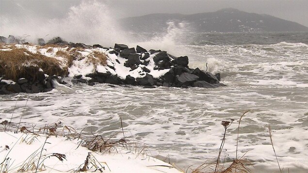 Déferlement de vagues le long de la côte à Sept-Îles.
