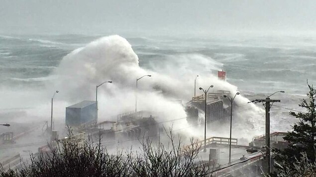 Des vagues gigantesques s'abattent sur un quai Des vagues gigantesques s'abattent sur un quai