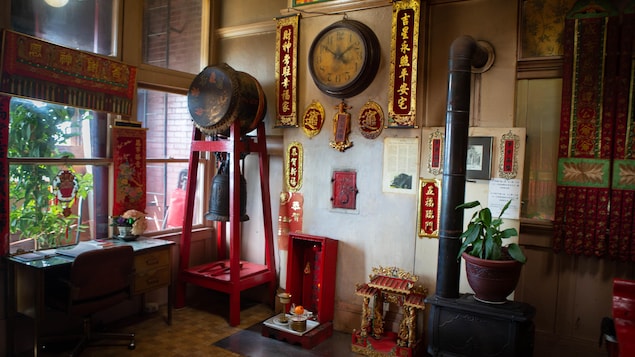 داخل معبد ’’تام كونغ‘‘ الصيني في فيكتوريا حيث نجد العديد من الأشياء التي يزيد عمرها عن 100 عام، مثل الجرس والطبل الاحتفالي والموقد.