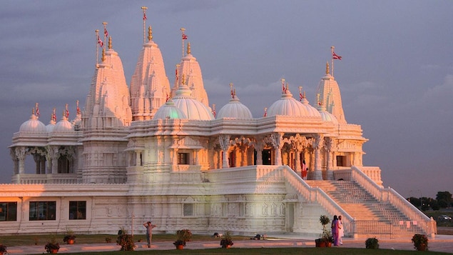L'énorme temple blanc BAPS Shri Swaminarayan Mandir avec ses tourelles.