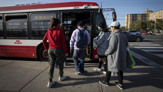 Des passagers font leurs entrées sur un autobus de la CTT.