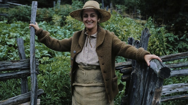 Rose-Anna souriante devant son potager.