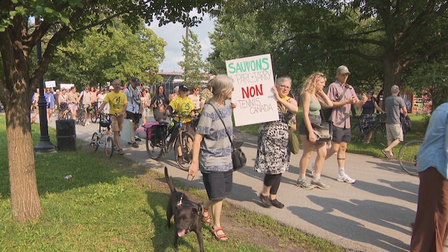 Plus d’un millier de manifestants s’opposent au projet de Tennis Canada dans le parc Jarry