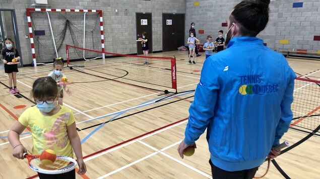Une tournée dans les écoles pour initier au tennis et aux saines habitudes de vie