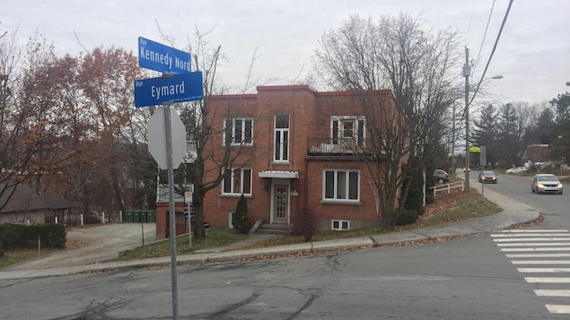 Un édifice à logements de la rue Eymard à Sherbrooke. Un édifice à logements de la rue Eymard à Sherbrooke.