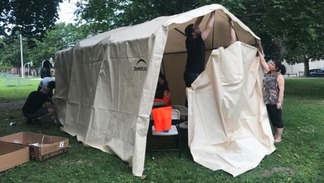 La tente dans laquelle les toxicomanes peuvent recevoir des trousses de naloxone, des seringues propres et des conseils. La tente dans laquelle les toxicomanes peuvent recevoir des trousses de naloxone, des seringues propres et des conseils.