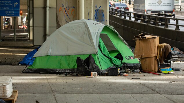 Une tente de sans-abri sous l'autoroute Gardiner à Toronto.