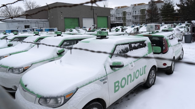 Des voitures de Téo Taxi recouvertes de neige.