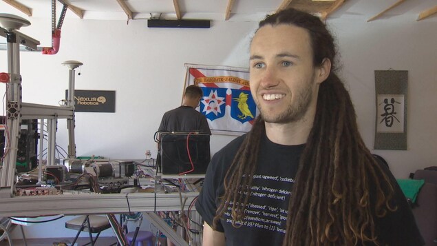 Teric Greenan, un fermier néo-écossais qui fait l'essai du robot. Teric Greenan, un fermier néo-écossais qui fait l'essai du robot.