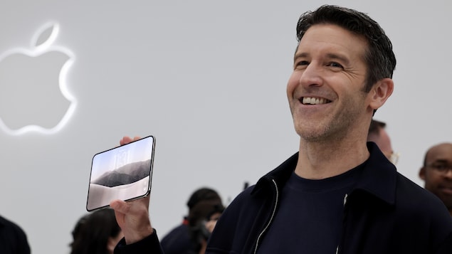 Apple dévoile son premier téléphone pliable, l’iPhone Duo, sept ans après Samsung