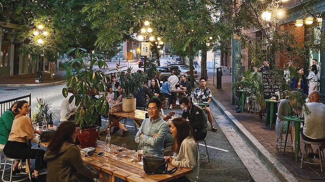 Une terrasse et des clients dans une rue de Vancouver