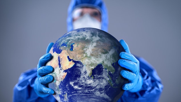 Un médecin tient la Terre entre ses mains.