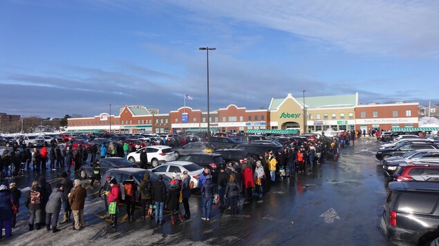 Des centaines de Terre-Neuviens font la queue à l’extérieur du magasin Sobeys.