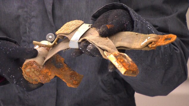 Une vieille ceinture de sécurité rouillée. Une vieille ceinture de sécurité rouillée.