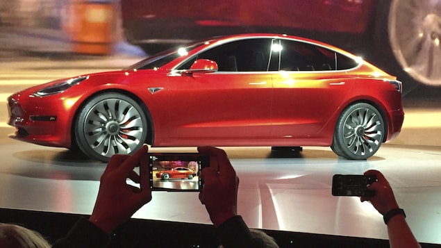 Le Model 3 de Tesla lors de sa présentation en mars 2016 Le Model 3 de Tesla lors de sa présentation en mars 2016