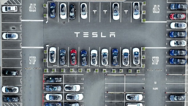 FREMONT, CALIFORNIA - APRIL 20: In an aerial view, Tesla cars sit parked in a lot at the Tesla factory on April 20, 2022 in Fremont, California. Tesla reported first quarter earnings that far exceeded analyst expectations with revenue of $18.76 billion compared to expectations of $17.80 billion. (Photo by Justin Sullivan/Getty Images)