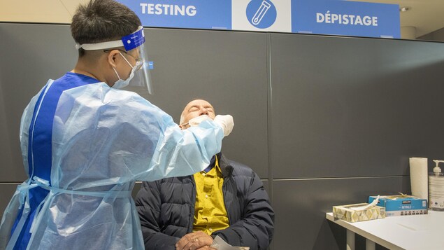 Un voyageur subit un test de dépistage à l'aéroport Pearson.