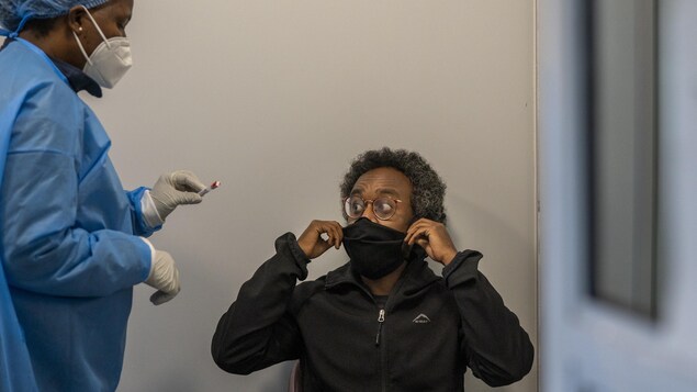 Dépistage accru et vaccination des pays pauvres pour lutter contre les variants