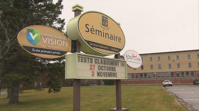 Le bâtiment extérieur avec le panneau d'affichage