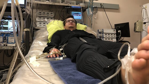 Un homme est allongé pour des test à l'Université d'Ottawa.