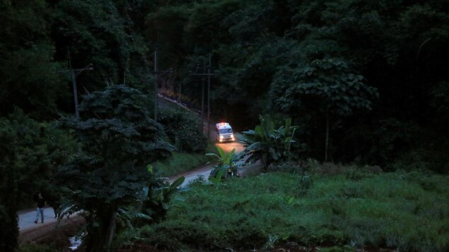 Une ambulance quitte le site de la grotte de Tham Luang, dans le nord de la Thaïlande, avec probablement des enfants rescapés à bord. Une ambulance quitte le site de la grotte de Tham Luang, dans le nord de la Thaïlande, avec probablement des enfants rescapés à bord.