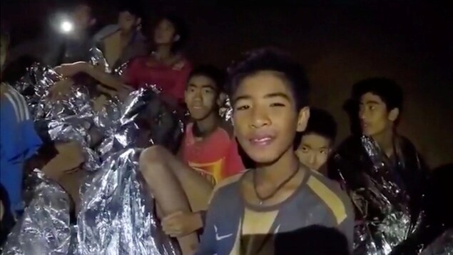 Quelques-uns des 12 enfants retrouvés dans la grotte, en Thaïlande.