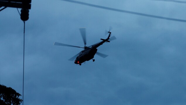 Un hélicoptère survole le ciel. Un hélicoptère survole le ciel.