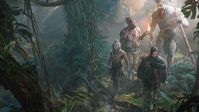 Quatre personnages fantastiques, dont un oiseau, marchent dans une forêt dense. 