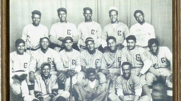 Old photograph of a baseball team.