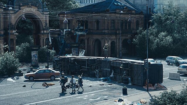 Des jeunes constatent les dégâts d'une catastrophe près d'un parc, dans une scène de la série «The Rain».