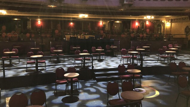 La salle avec quelques tables et chaises bien distancées.