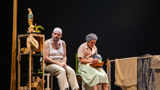 سينتيا كرم وفؤاد يمين في مسرحية ’’فتّح عين غمّض عين‘‘.