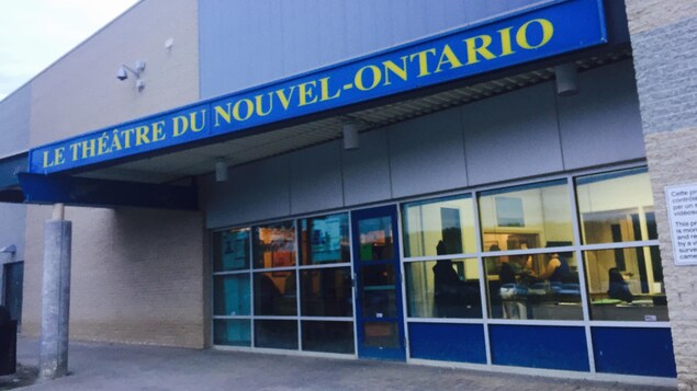 La devanture du théâtre. Le nom est écrit en lettres jaunes sur fond bleu. La devanture du théâtre. Le nom est écrit en lettres jaunes sur fond bleu.