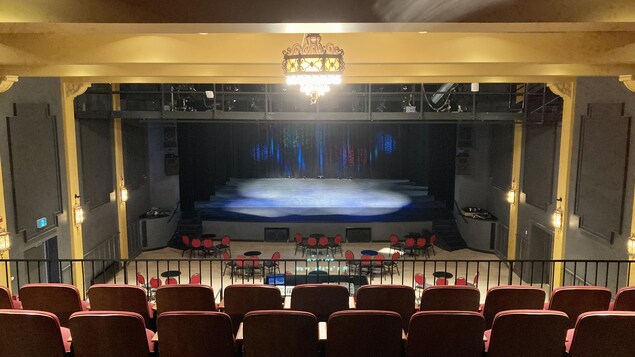 Une salle de spectacle vide vue depuis un balcon.